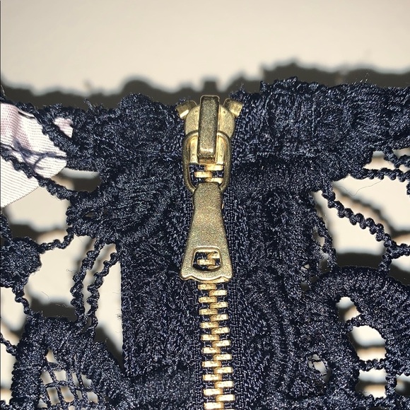 Gently Loved Elegant Navy Lace Sleeveless Top by Nanette Lepore - Picture 4 of 6